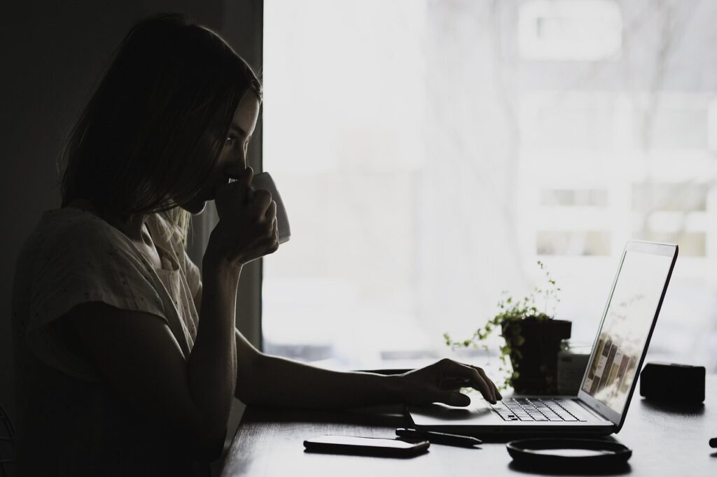 30代女性に最適なワーケーションプライベートデスク宿はどこ？