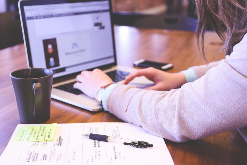 旅行に最適なPCバッグは女性にどれがおすすめ？